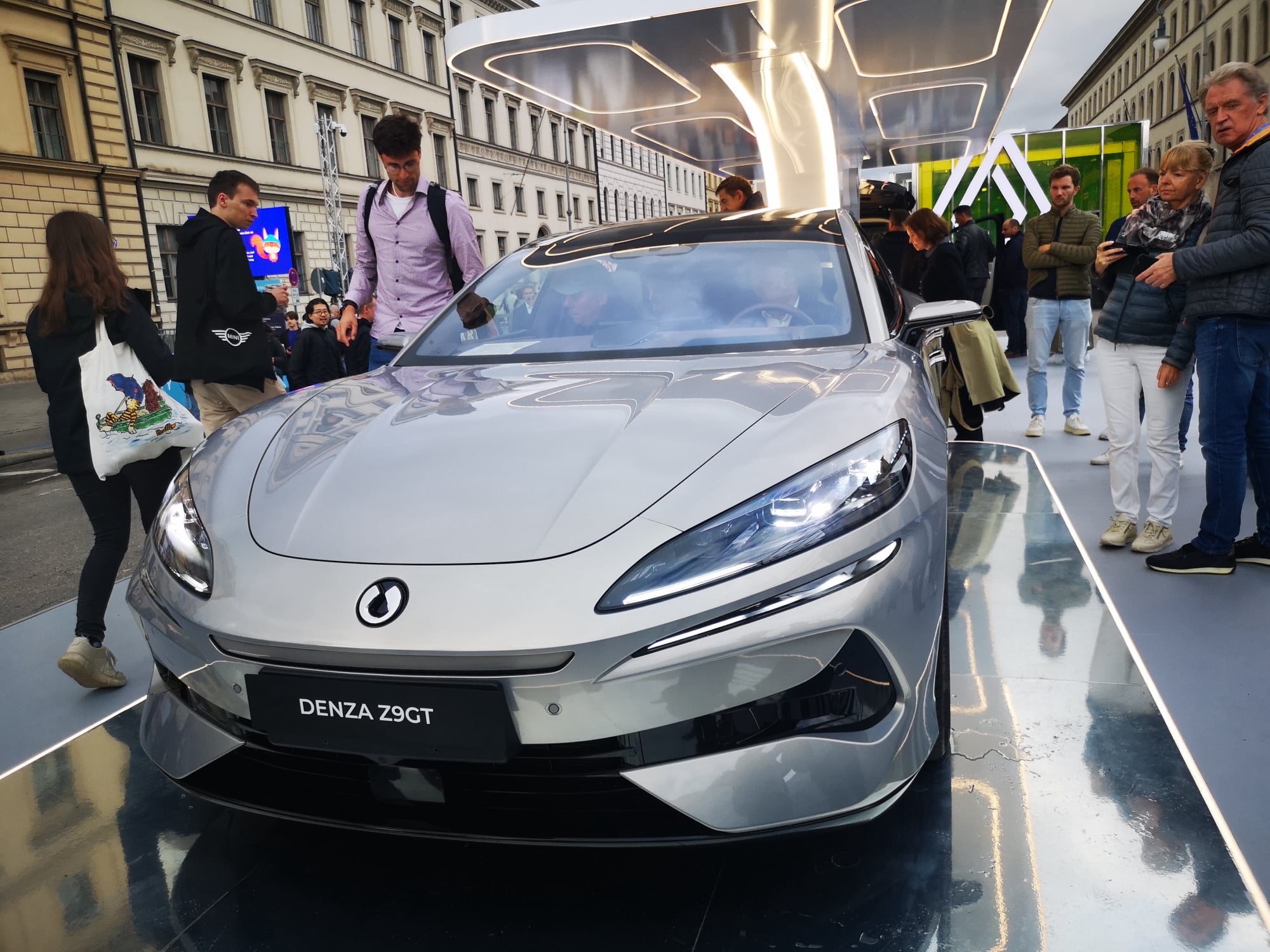 BYD-Premiummarke Denza eröffnet erste eigene Stores in Hamburg