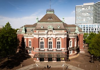 Vier Jahrzehnte im EinklangFestkonzert zum 40-jährigen Jubiläum der Städtepartnerschaft zwischen Shanghai und Hamburg begeisterte über 2.000 Besucher